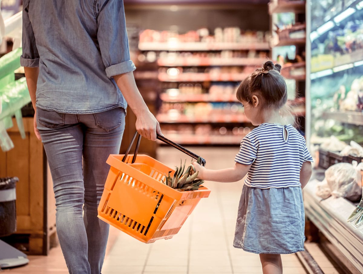 Mutter und Kind beim Einkaufen